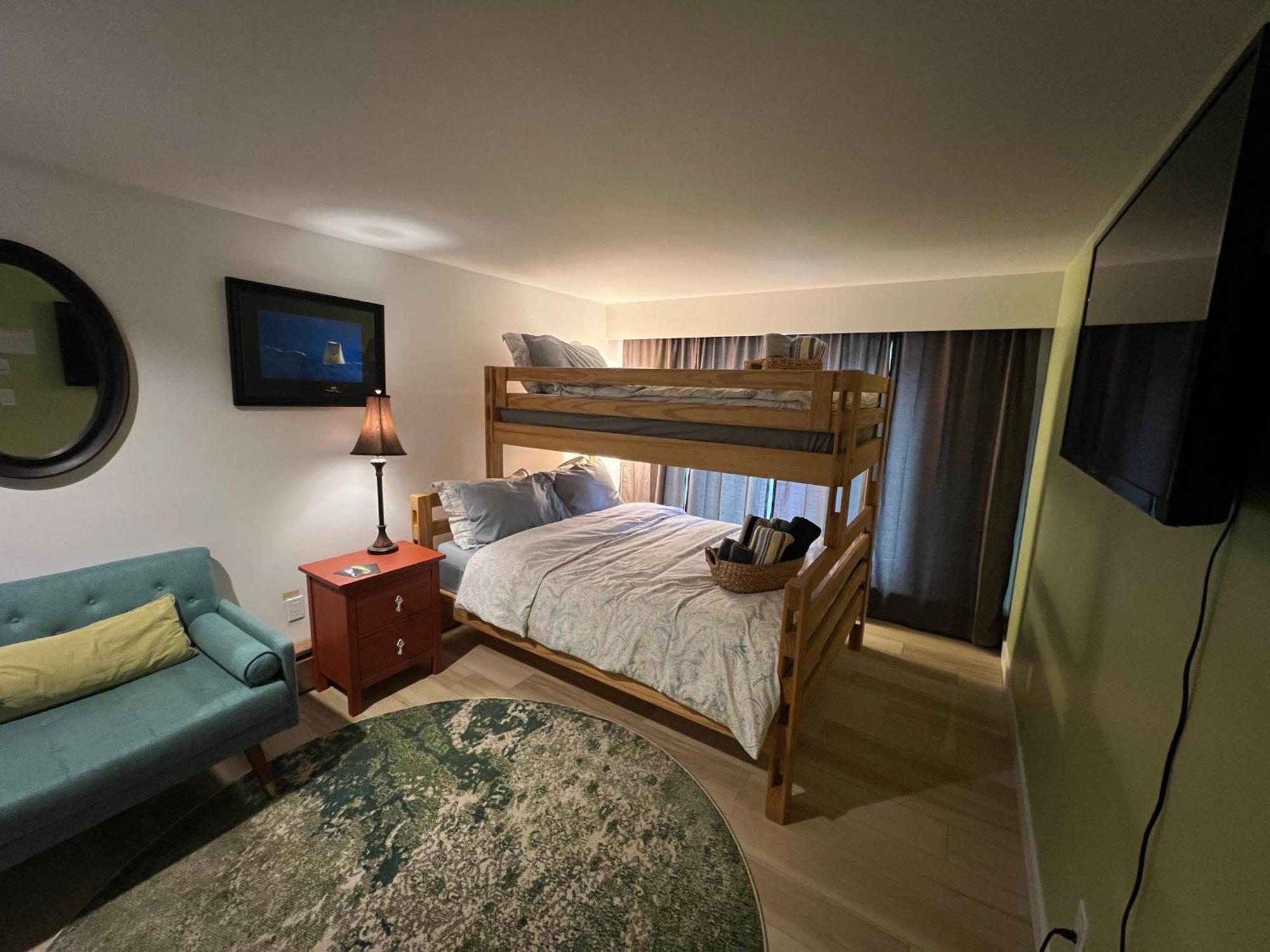 好丘。Hacho House Bed & Breakfast Yellowknife Exterior photo